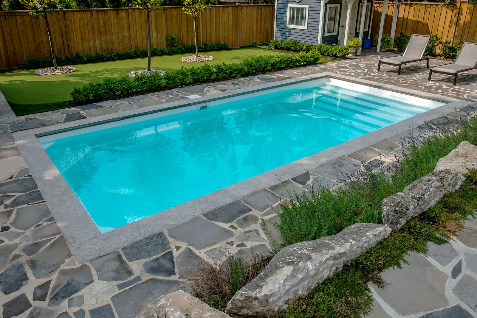 Piscine avec contour en pavé